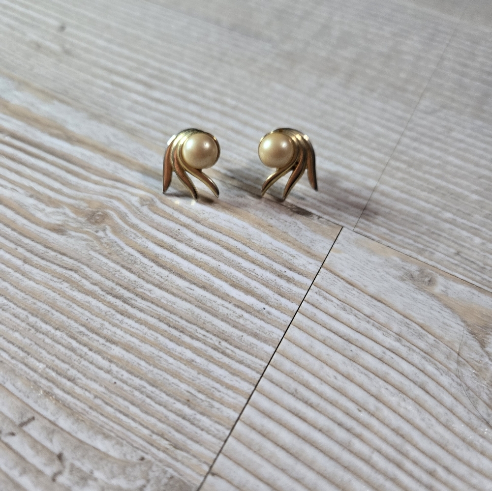 Vintage Gold Tone Faux Pearl Stud Earrings